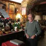 A regnare in questo luogo dai muri in pietra viva � il proprietario: l�86enne Filippo Carella. �Il ristorante fu aperto da me nel dicembre del 1959 � ci spiega �, anche se in realt� tutto ebbe inizio quattro anni prima, quando mio padre Carmine decise di cominciare a vendere vino sfuso� 